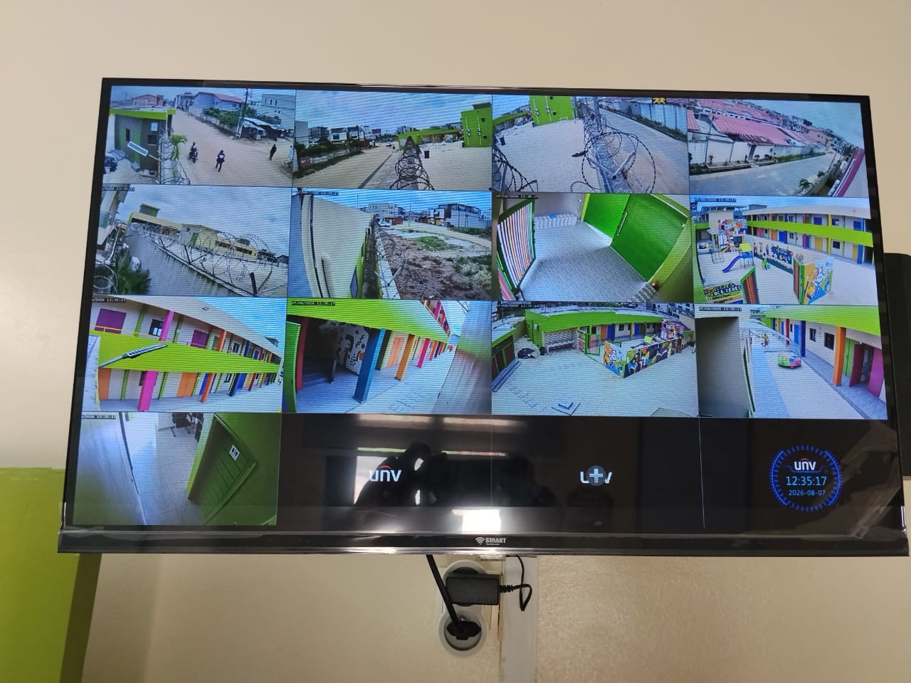 Écran de supervision affichant plusieurs caméras de surveillance