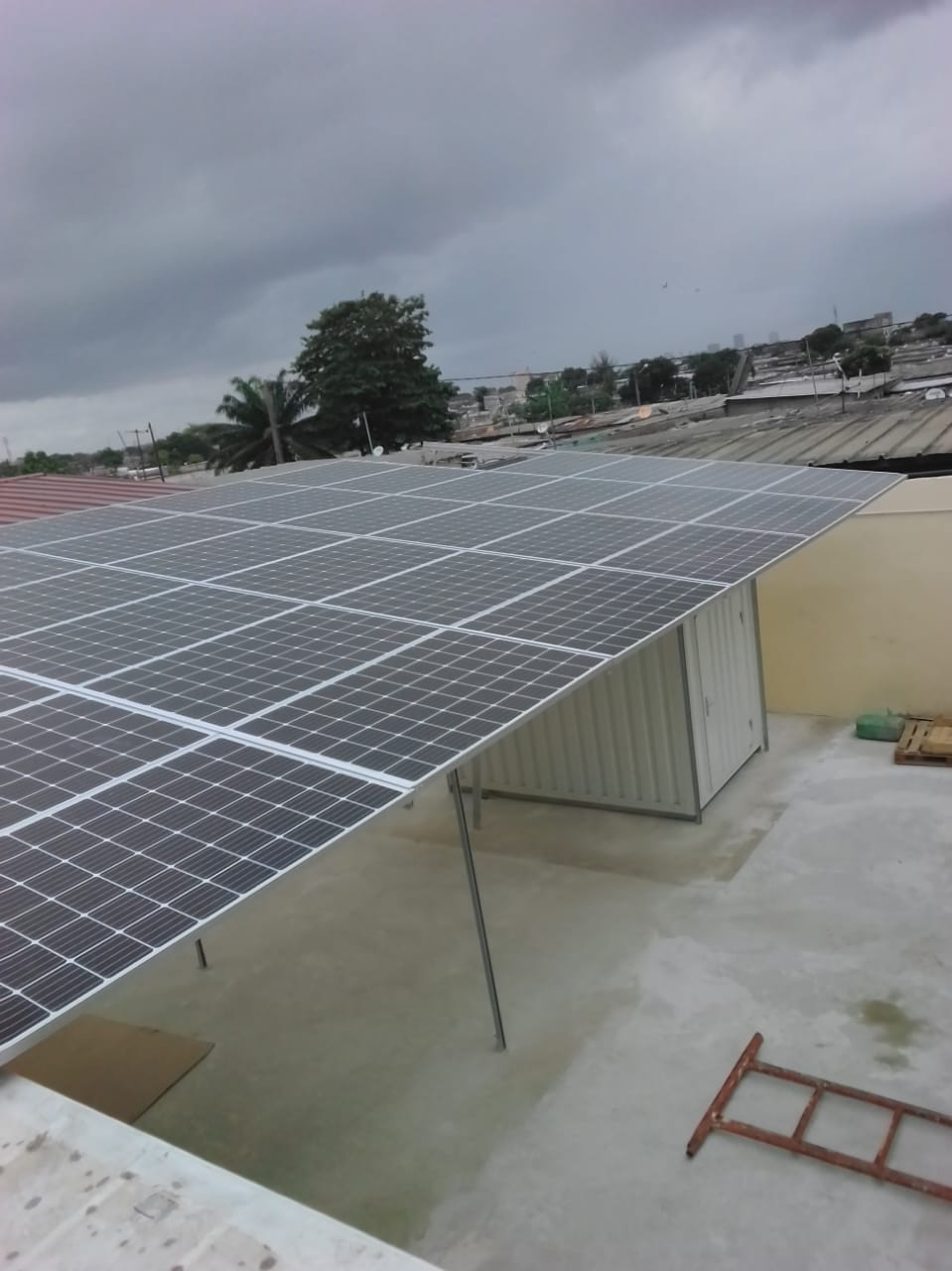 Installation de panneaux solaires sur une grande toiture